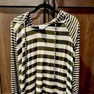 Cabi size XL, long sleeve, hooded, lightweight pullover